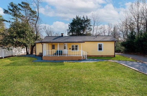 Waxhaw House | Love, Work at Mellow Yellow Suite B near DT Waxhaw