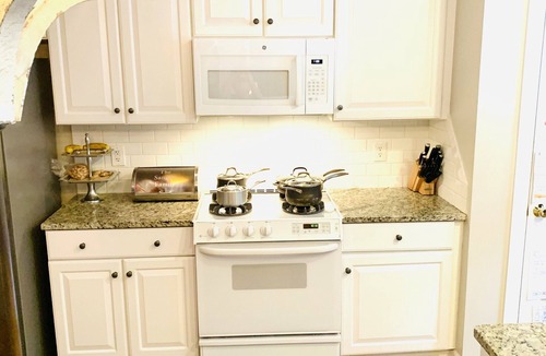 Jamestown House | Lovely Home, Perfect location, Coliseum, Golf, HPU, Back Porch & Community pool