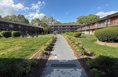 Sheffield Park Apartment | Lux Mins 2 Atrium & Novant Health. Close to CLT Airport