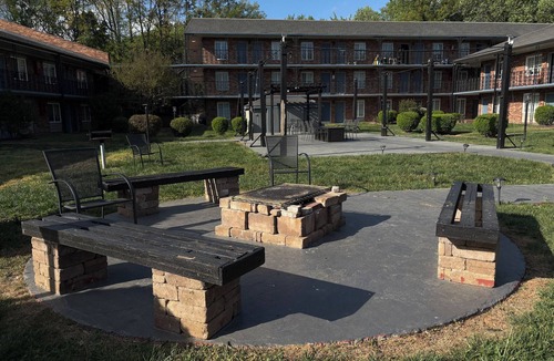 Sheffield Park Apartment | Lux Mins 2 Atrium & Novant Health. Close to CLT Airport