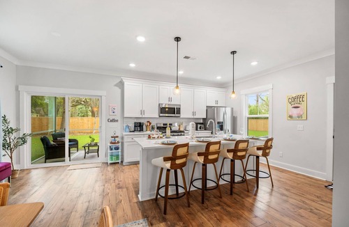 Charleston House | Luxe Retreat | Near DT & Beaches | 4 BR, 10 Guests