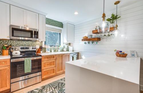 Seabrook Island Villa | Luxe Tropical Resort Escape - Beaches Nearby!