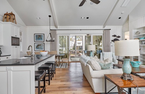 Palmetto Bluff House | Luxurious Pet-Friendly Cottage, Private Courtyard with Fireplace & Spa