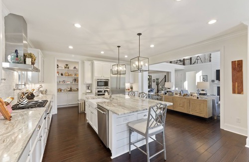 Vanderhorst Plantation House | Luxury 4 Bed with NEW POOL! Hot Tub! Right beside Allee of Oaks!