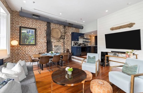 French Quarter House | Luxury 4bd French Quarter Retreat w. Parking!