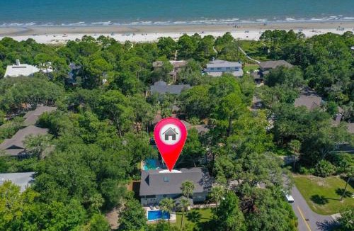 Hilton Head Island House | Luxury Beach House - 2min Walk to Beach - Private Pool - Group & Dog Friendly