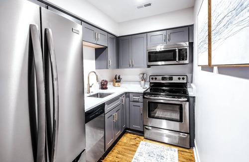 Downtown Charleston Hotel | Luxury Historic Downtown Apt w/Parking | 360 King