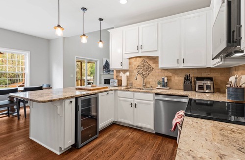 North Charleston House | Luxury Home Pool Hot Tub 85 Inch TV by the Airport