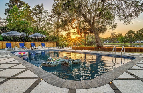 Talahi Island House | Luxury Lakefront Getaway | Pool, Spa, Pickleball. Theater & Game Room