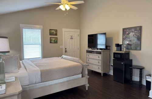 Elizabethtown Resort | Luxury Lodging, Lakefront View, King Bed w/Private Bath, Handicap Shower, Private Patio.