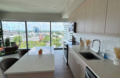 Glenwood South Condo | Luxury Raleigh Condo w/Panoramic City Sunset Views