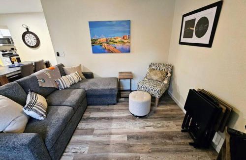 North Charleston House | Madrona's Cottage A