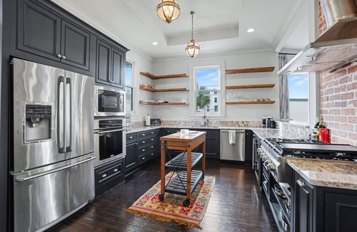 Metropolitan House | Maison Barnard | Starland's Most Stunning Home + Private Pool, Event Space