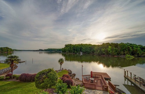 Steele Creek House | Majestic Lake Views + Movie Theater + Private Beach + Dock ⛵
