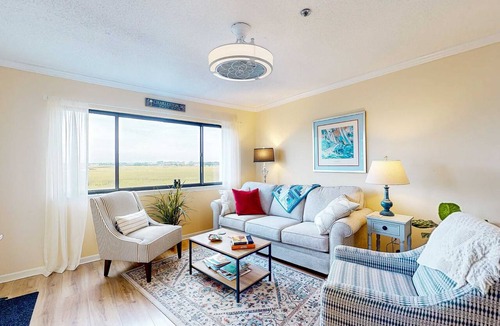 Folly Beach Condo | Marsh-view condo with on-site pool, tennis, & private balcony