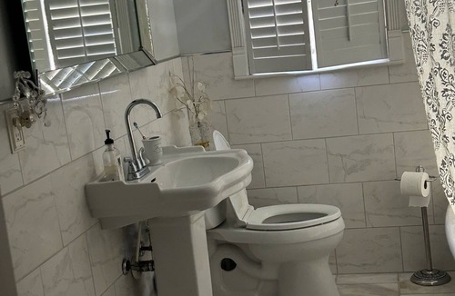 Jackson House | Master Week/Quiet Street/Private Backyard Retreat/20 min to golf course