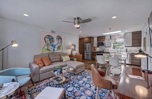 Cherry Condo | Modern 1BR Condo · King Bed & Parking · Myers Park near Atrium CMC and Uptown