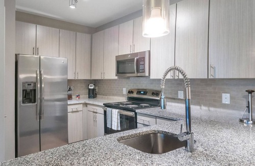 West Ashley Apartment | Modern Apartment in Prime Location (ID7558X47)