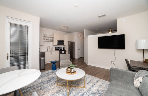 Westside Apartment | Modern Apartment in Prime Location (ID4766X5)