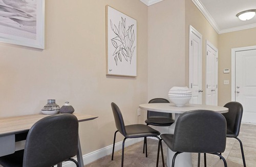 Greensboro Apartment | Modern Apartment in Prime Location (ID7829X28)