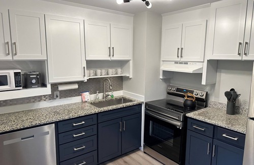 Mount Pleasant House | Modern Coastal Retreat - Walk to Dinner - Bike to Beach & Shem Creek