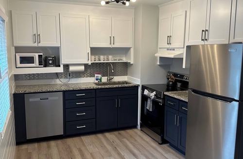 Mount Pleasant House | Modern Coastal Retreat - Walk to Dinner - Bike to Beach & Shem Creek