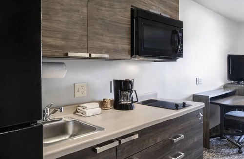Augusta Hotel | Modern Family-Friendly Unit Near Reed Creek Nature Park & Local Attractions