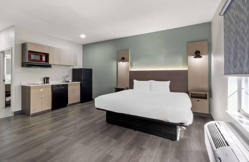 Harbison Hotel | Modern Room with Fully Equipped Kitchen for Couples or Solo Trips in Columbia