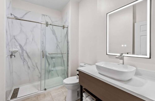 Harbison Hotel | Modern Room with Fully Equipped Kitchen for Couples or Solo Trips in Columbia