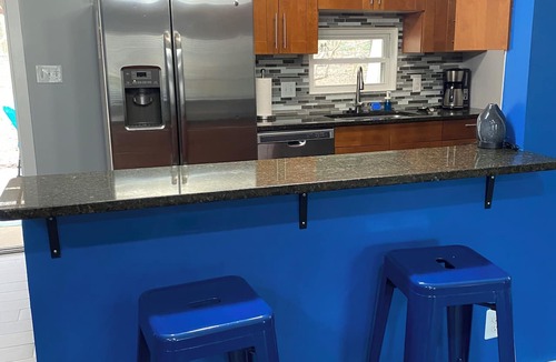 Charlotte House | Modern Stay Peaceful Backyard Near Uptown+ pergola - 15 min to uptown!