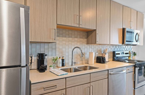 Cannonborough Elliotborough Apartment | Modern Stay Walkable to King St - Private Balcony