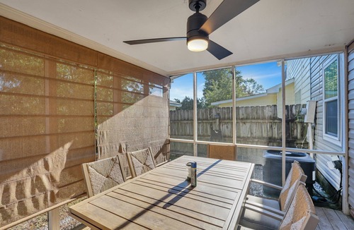 North Charleston House | Modern Townhome with Outdoor Patio & Fire Pit- Close to Airport and Attractions