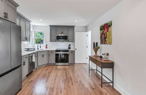 Rosewood House | Montgomery Rosewood Escape | Near USC