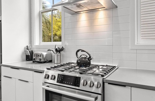 Mount Pleasant House | Music Manor-3-King Beds-Pool-Mins To Beach & DT