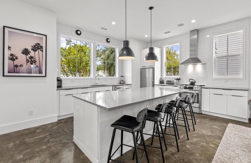 Mount Pleasant House | Music Manor-3-King Beds-Pool-Mins To Beach & DT