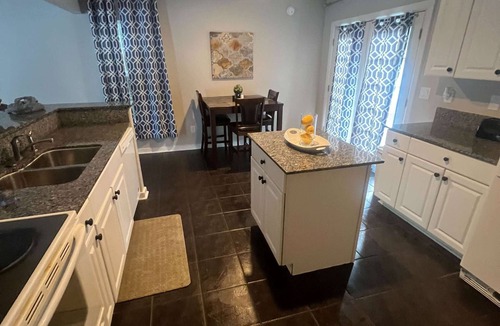 Columbia House | Near Bases, USC & Shops - The Columbia Crash Pad