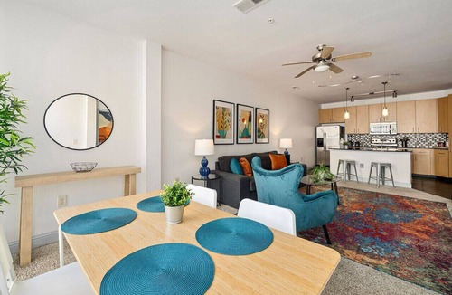 Charlotte Apartment | Near Restaurants & Bars ★ Gym ★ Light Rail Access