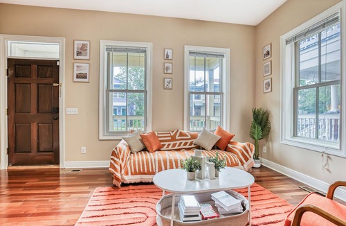 Metropolitan Apartment | Near Starland & River St - Private Patio & BBQ - Parking