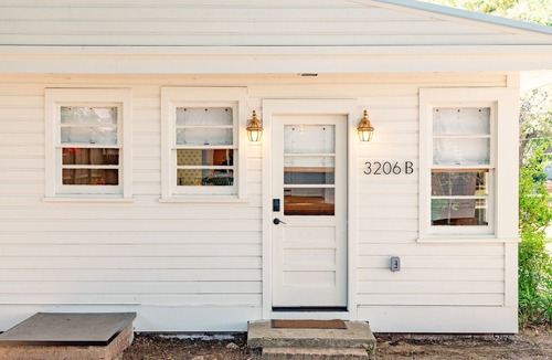 North Charleston Cottage | New 2 King Bed/2 Bath Cottage at Starlight Motor Inn Minutes from Downtown