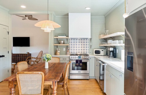 North Charleston Cottage | New 3 King Bed/3.5 Bath Cottage at Starlight Motor Inn Minutes from Downtown