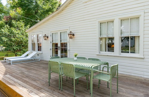 North Charleston Cottage | New 3 King Bed/3.5 Bath Cottage at Starlight Motor Inn Minutes from Downtown