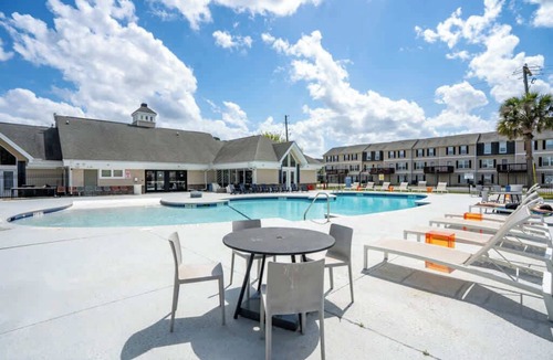 Columbia Apartment | New Modern Comfort with Pool and Clubhouse