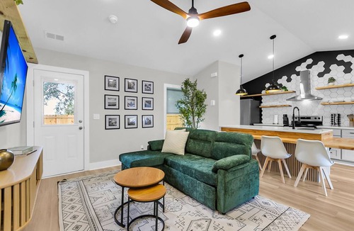 Hanahan Cottage | New Modern Haven Cottage near Downtown & Beaches. Quiet, Cozy and Pet Friendly