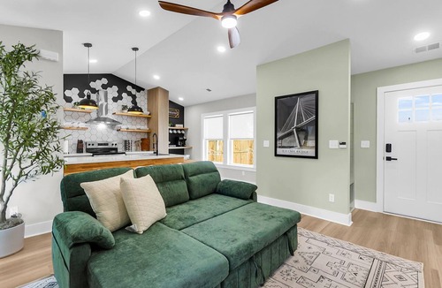Hanahan Cottage | New Modern Haven Cottage near Downtown & Beaches. Quiet, Cozy and Pet Friendly