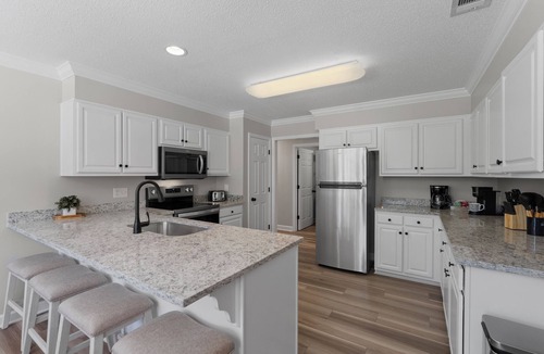 Rincon House | NEW - Southern Oaks Retreat - King Suite, Theater, Massage Chair - LUXURY STAY