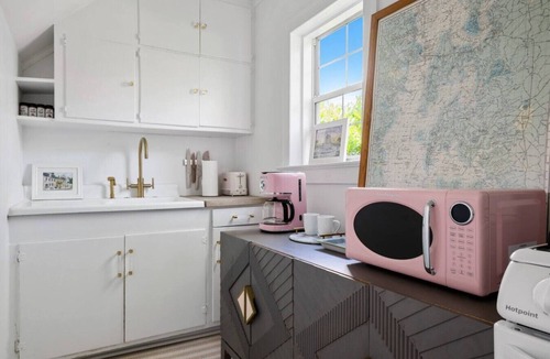 Harleston Village Apartment | New Walk to MUSC in 5 Minutes Chic Downtown Stay