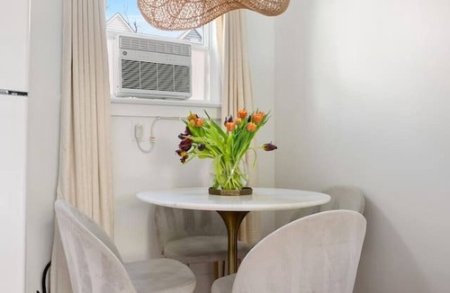 Harleston Village Apartment | New Walk to MUSC in 5 Minutes Chic Downtown Stay
