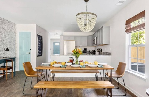 Columbia House | *New* WeCo Duplex | 8 BR, 75" TVs | Sleeps 16