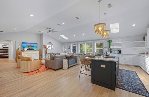 North Forest Beach House | Newly Renovated 60 StepstoBeach Pool FirePit * Screen Patio * Walk to Coligny