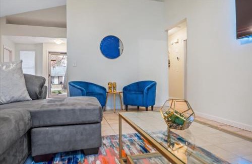 Colonial Oaks House | Number 1 Executive Rental - 75"TV King Bed & Large Yard